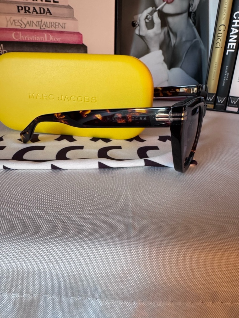 Marc Jacobs Tortoiseshell Frame Sunglasses with Yellow Case. NWOT - Picture 3 of 7